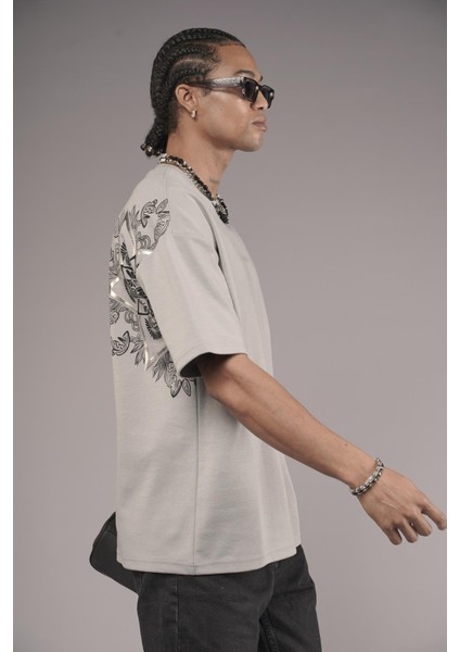 Sırtı Etnik Desenli Baskılı Oversize Kalıp Tişört modelleri