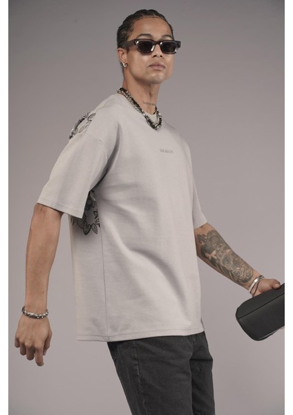 Sırtı Etnik Desenli Baskılı Oversize Kalıp Tişört fırsatları