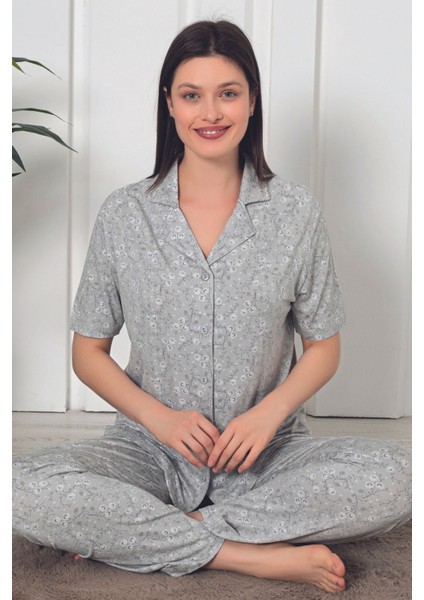 Çiçek Desenli Gri Önden Düğmeli Kısa Kollu Esnek Pijama Takımı
