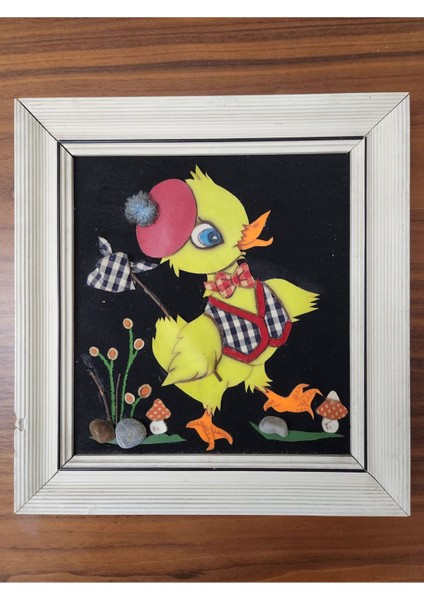 Bez Üzeri Dogal Malzeme Civciv Tablo. Kat Kat Yapistirma, Tas, Dal Gibi Malzemeler ile Yapilmis