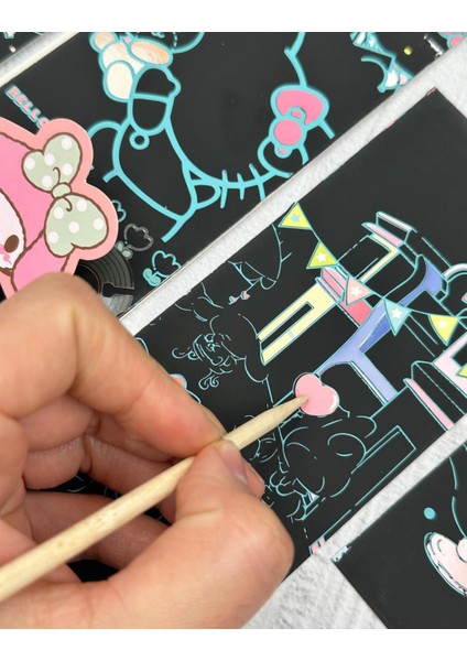 Sanrio Karakterli Sihirli Siyah Kazıma Defteri 4 Yaprak Scratch My Melodi fiyatları