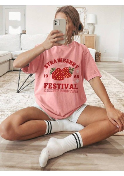 Strawberry (Çilek) Festival Baskılı Oversize Pembe Beyaz Kadın fiyatları