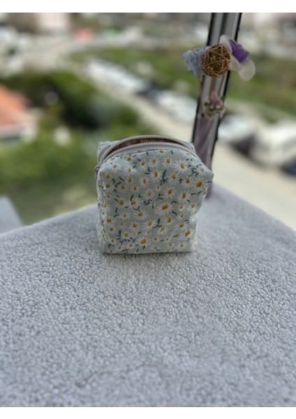 Yeşil Papatya Minik Makyaj Ped Çantası Ölçüleri 10-10-7cm Dir
