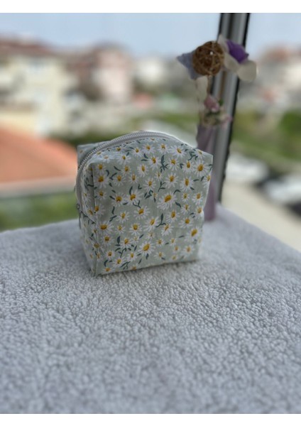 Yeşil Papatya Minik Makyaj Ped Çantası Ölçüleri 10-10-7cm Dir