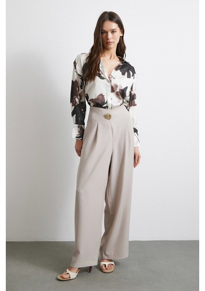 Düğme Detaylı Pensli Dökümlü Pantolon Bej