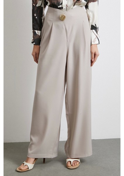 Düğme Detaylı Pensli Dökümlü Pantolon Bej fırsatları