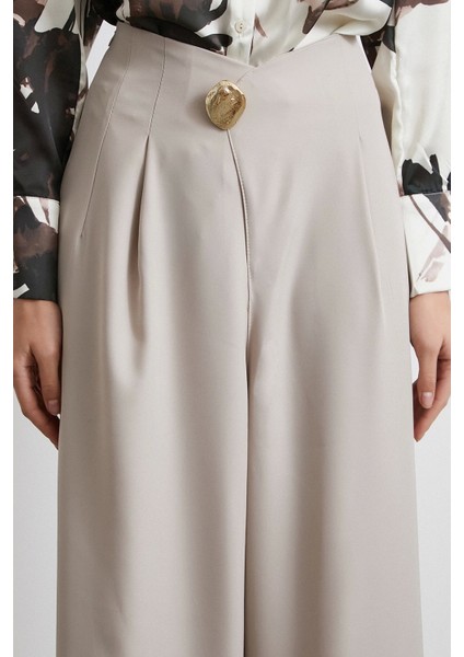 Düğme Detaylı Pensli Dökümlü Pantolon Bej indirimleri
