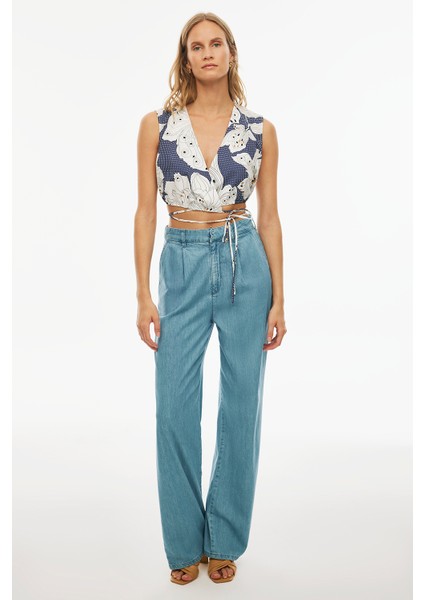 Alyas Regular Fit Çiçek Desenli Crop Boy Kruvaze Beyaz Indigo Renk Kadın Bluz fiyatları