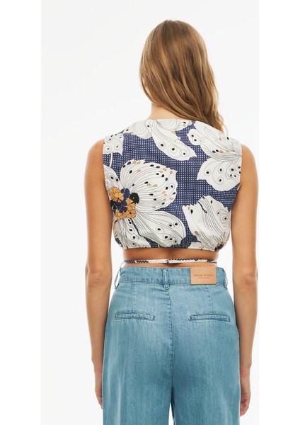 Alyas Regular Fit Çiçek Desenli Crop Boy Kruvaze Beyaz Indigo Renk Kadın Bluz fırsatları