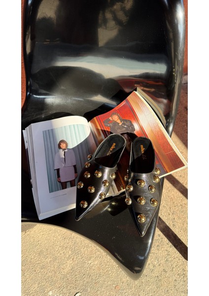 Sivri Burun Gold Tokalı Terlik Siyah