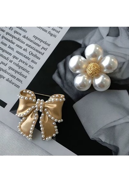 Pearly Grace Çiçek Broş