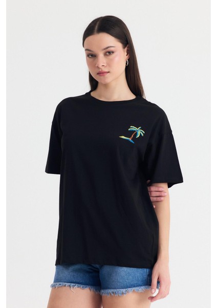 Siyah Nakış Detaylı Oversize Tişört 2150-16