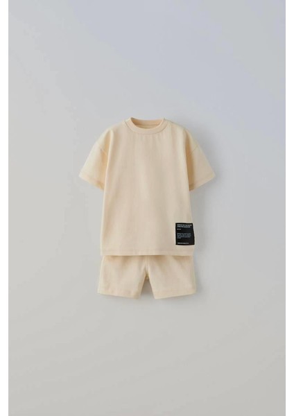 Çocuk Pamuklu Ekru Slogan Detaylı T-Shirt ve Şort Takım – Minimal Tarz