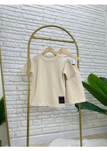 Çocuk Pamuklu Ekru Slogan Detaylı T-Shirt ve Şort Takım – Minimal Tarz