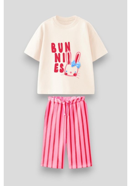 Kız Çocuk Pamuklu Ekru Bunnies Desenli T-Shirt ve Pembe Çizgili Bermuda Takım - Mavi Fiyonklu Tavşan Baskılı