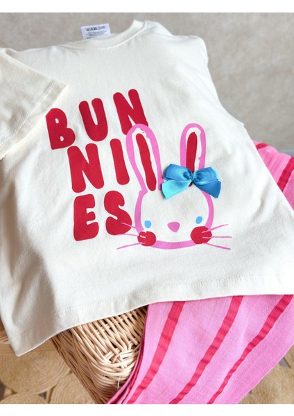 Kız Çocuk Pamuklu Ekru Bunnies Desenli T-Shirt ve Pembe Çizgili Bermuda Takım - Mavi Fiyonklu Tavşan Baskılı