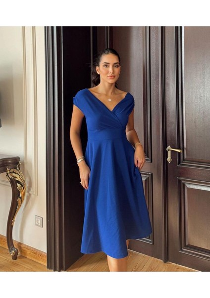 Kısa Kollu Kruvaze Yaka Eteği Volanlı Krep Elbise