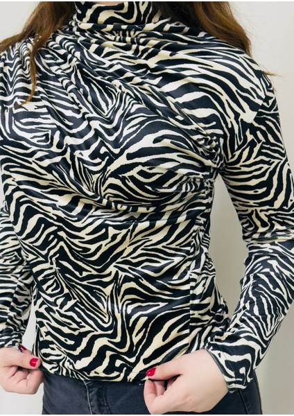 Kadın Siyah-Beyaz Zebra Desenli Uzun Kollu Kadife Bluz