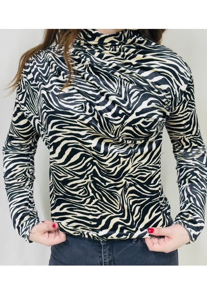 Kadın Siyah-Beyaz Zebra Desenli Uzun Kollu Kadife Bluz