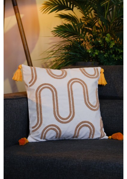 Püsküllü Bej Punch Panç Nakışlı Kırlent Kılıfı 43 x 43 cm