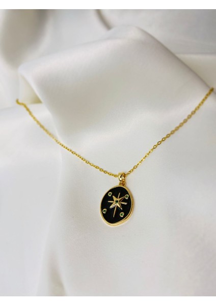 Siyah Zeminli Yıldız Figürlü Gold Çelik Kadın Kolye | Şık ve Modern Model