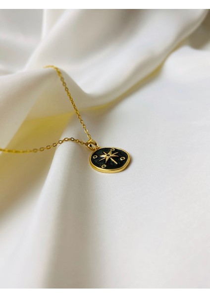 Siyah Zeminli Yıldız Figürlü Gold Çelik Kadın Kolye | Şık ve Modern Model fiyatları