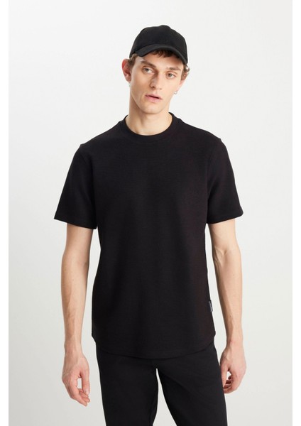 Relaxed Fit Dokulu Bas Siyah Erkek Kısa Kol T-Shirt