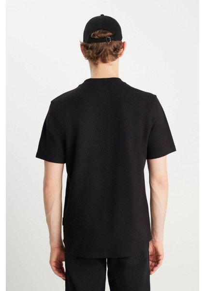 Relaxed Fit Dokulu Bas Siyah Erkek Kısa Kol T-Shirt fiyatları