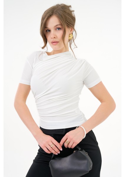 Beyaz Omuz ve Beli Drape Büzgülü Likralı Örme Bluz
