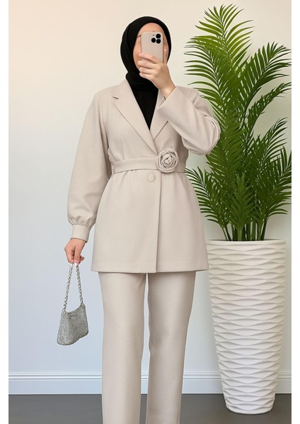 Kemeri Gül Detaylı Kruvaze Yaka Ceket Pantolon Takım