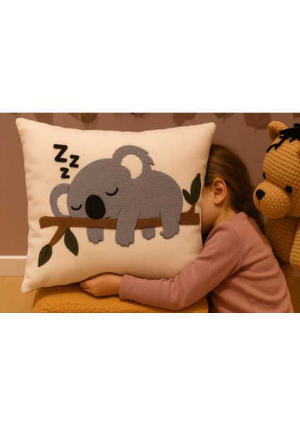 Koala Figürlü Punch Nakışlı Dekoratif Kırlent Kılıfı – 43x43 cm – %70 Pamuk %30 Polyester – Çocuk Odası ve Oyun Alanı İçin – Fermuarlı – Yumuşak Yastık Kılıfı (Gri-Krem)