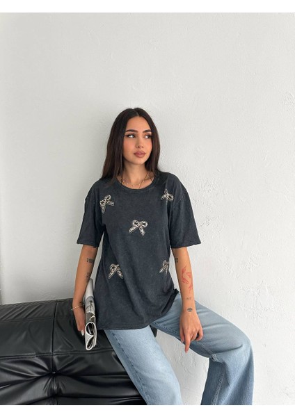 Fiyonk Taşlı Bisiklet Yaka Kısa Kollu Yıkamalı T-Shirt