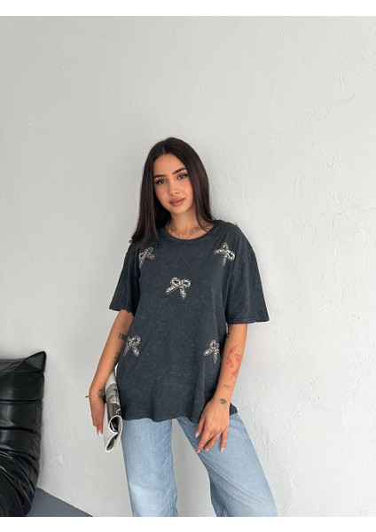 Fiyonk Taşlı Bisiklet Yaka Kısa Kollu Yıkamalı T-Shirt