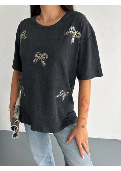 Fiyonk Taşlı Bisiklet Yaka Kısa Kollu Yıkamalı T-Shirt