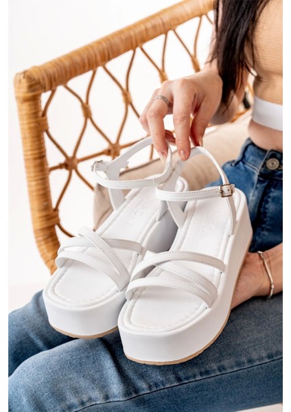 861-1016 Beyaz Dolgu Kadın Sandalet modelleri