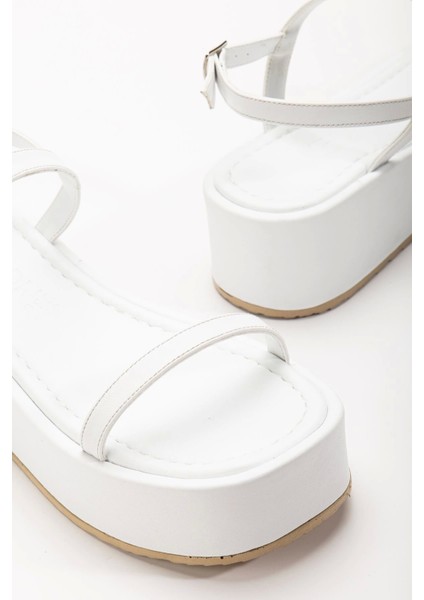 861-1027 Beyaz Dolgu Topuk Kadın Sandalet modelleri