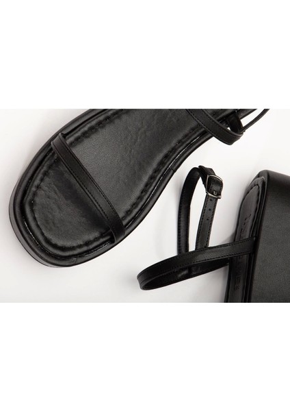 861-1027 Siyah Dolgu Topuk Kadın Sandalet modelleri