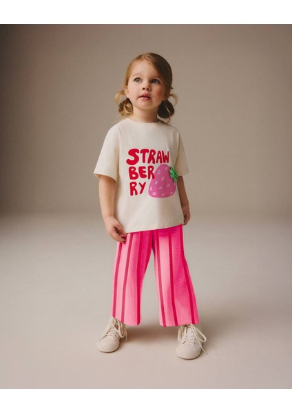 Çilek Strawberry Baskılı Tshirt ve Çizgili Desenli Müslin Pantolonlu Kızçocuk Takım