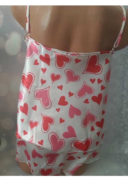 Beyaz Üzerine Kırmızı Pembe Kalpli Yakası Tül Detaylı Saten ve Beli Lastikli Şort Kadın Takım,yaz için ideal terletmeyen yumuşak saten kumaş askılı yaka detaylı hafif kullanışlı modelleri