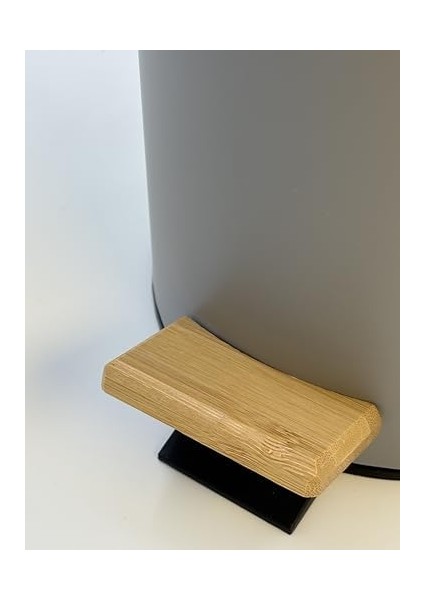 Bambu Kapaklı Metal Çöp Kovası - Hidrolik Sistemli Yavaş Kapanma Özellikli, Pedallı, Banyo ve Mutfak Için Şık ve Fonksiyonel Tasarım (Gri, 5 Litre)