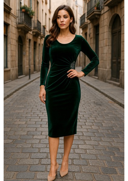 Kadın Uzun Kollu Yakası Açık Yanlardan Büzgülü Taş Detaylı Midi Kadife Elbise