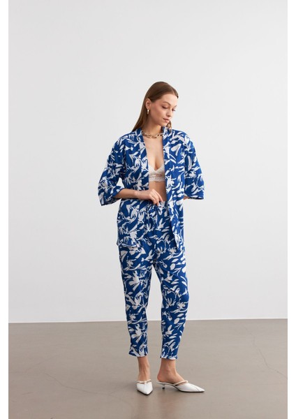 Kadın Mavi-Beyaz Desenli Kimono Gömlek Pantolon Takım