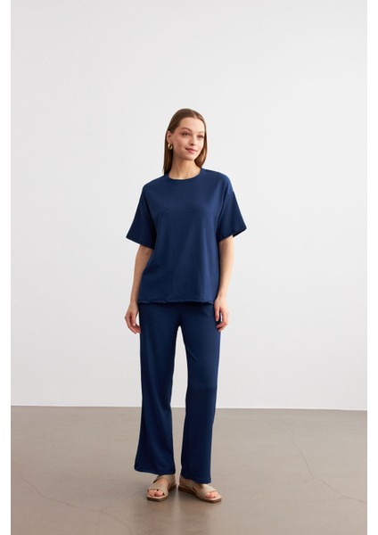 Kadın Lacivert Bisiklet Yaka Kısa Kollu T-Shirt Pantolonlu Krinkıl Takım