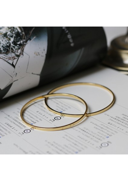 Kare Kenar 6.0cm Peri'nin Kutusu 2 Tasarım Yuvarlak Kare Kenarlı Ince Bilezikler Titanyum Çelik Daire Bilezik Altın Rengi Minimalist Bilezikler Kadınlar Için (Yurt Dışından) fırsatları