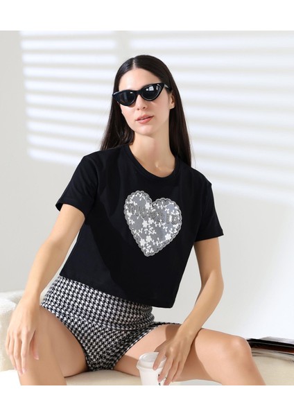 Kadın Kalp Dantel Detaylı Taşlı Crop T-Shirt