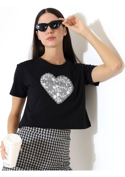 Kadın Kalp Dantel Detaylı Taşlı Crop T-Shirt fiyatları