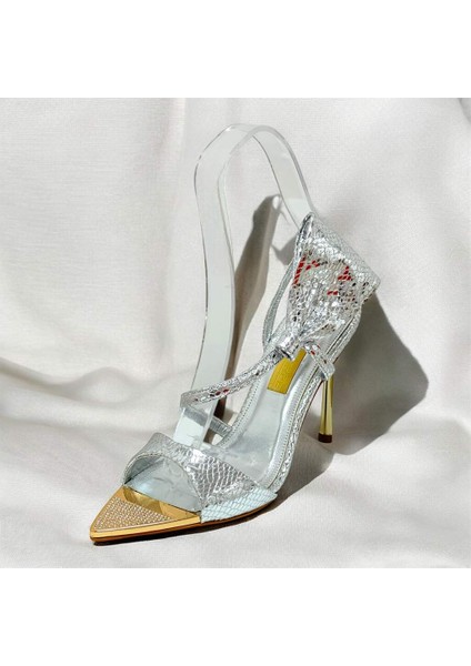 5540 Gümüş Kroko Yılan Ön Altın Metal Taş Detaylı Kadın Topuklu Ayakkabı