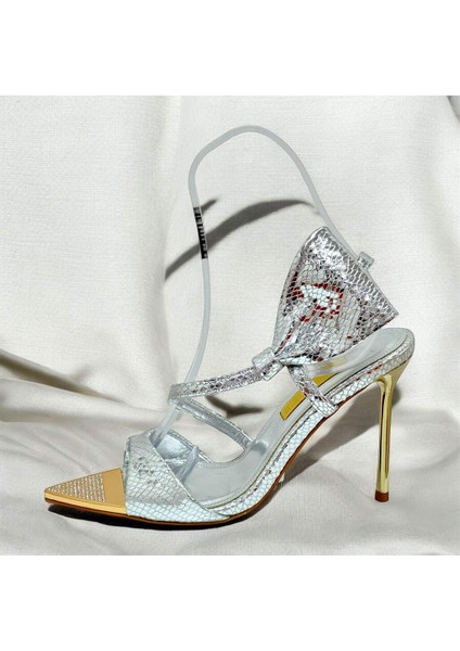 5540 Gümüş Kroko Yılan Ön Altın Metal Taş Detaylı Kadın Topuklu Ayakkabı fırsatları