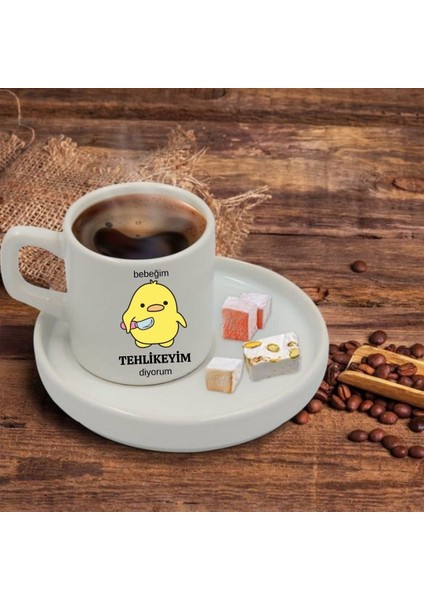 Bebeğim Tehlikeyim Diyorum Tasarımlı Türk Kahve Fincanı ve Altı