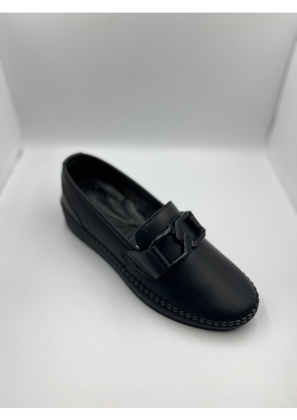 Kundura Hafif Taban Tokalı Deri Günlük Bayan Ayakkabı